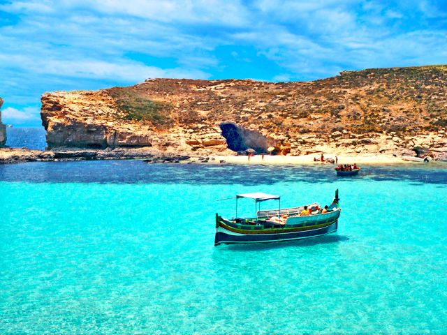 Baie avec lagon bleu à Malte