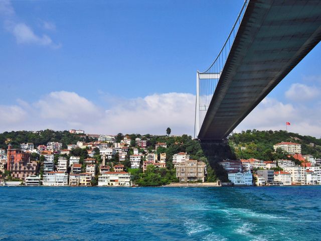 Vue dessous le pont du Bosphore