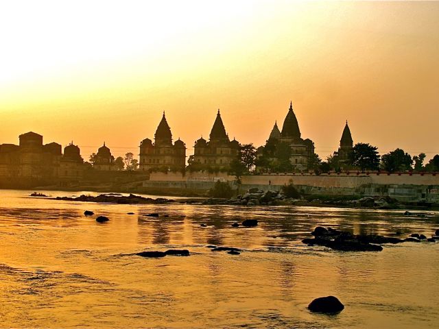 Chhatri le long de la rivière Betwa