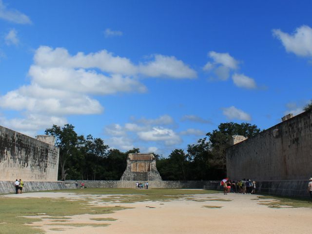 Grand terrain de jeu de balle à Chichén Itzá