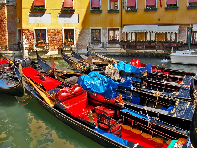 Gondoles colorées à Venise