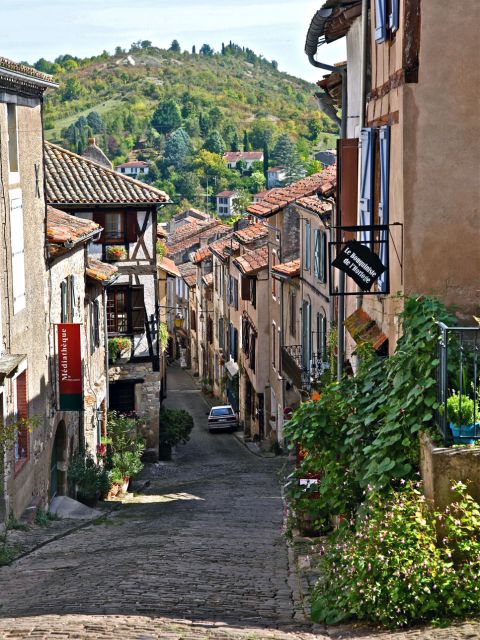 Ruelle pavée en pente