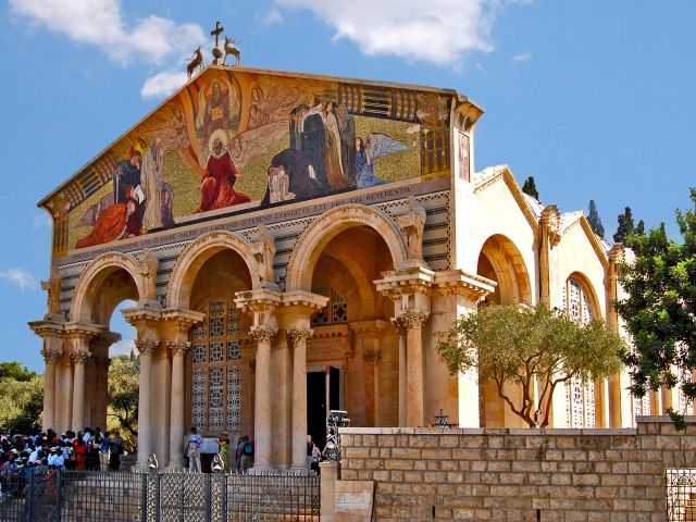 Façade de l'église de Toutes-les-Nations