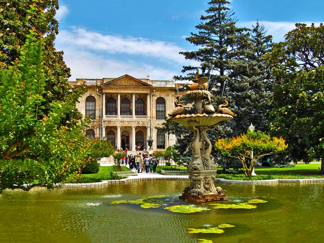 Fontaine et jardin, palais de Dolmabahçe
