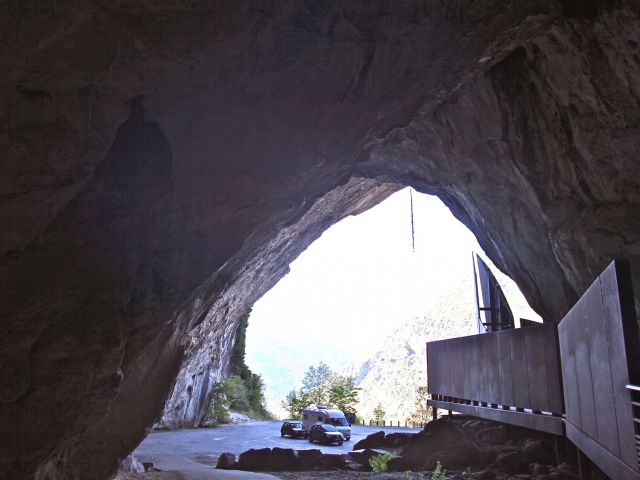 Sortie de la grotte de Niaux