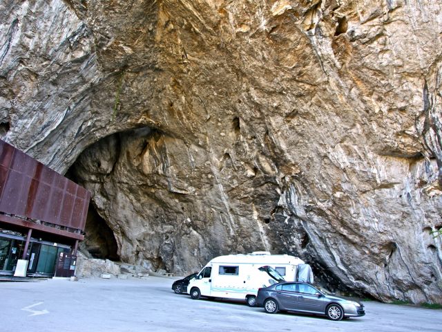 Le porche de la grotte de Niaux