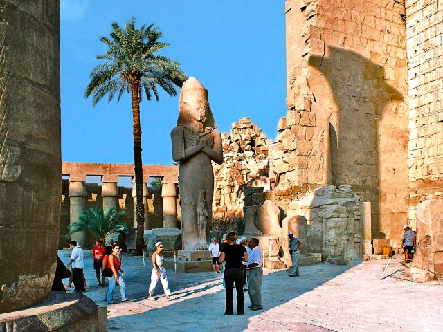 Statue colossale du roi Ramsès II à Karnak