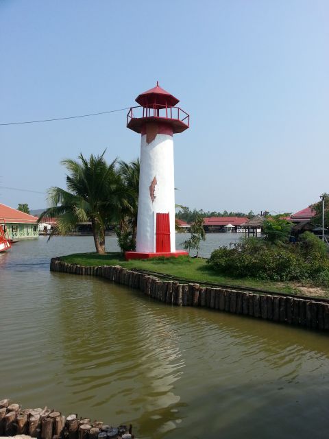 Phare au marché flottant Sam Phan Nam