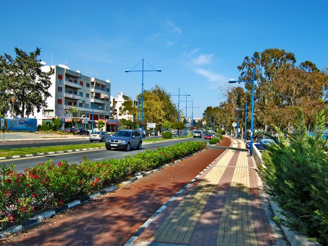 Rue principale le long de la mer