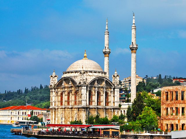 Mosquée d'Ortaköy le long du Bosphore