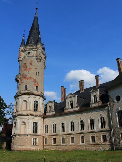Palais à Bożków, tour angulaire