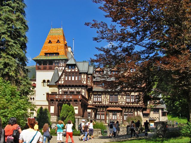 Vue de côté du château Pelișor