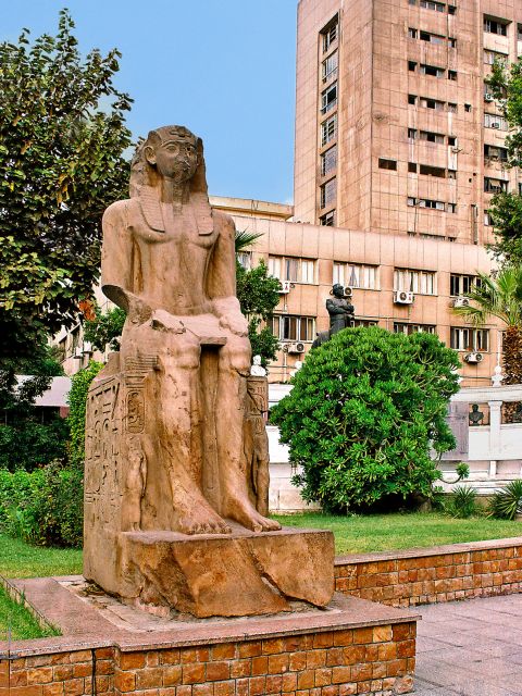 Sculpture dans la cour du musée égyptien du Caire