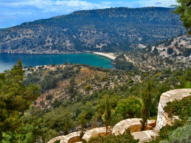 Petite plage près de Skala Panagias