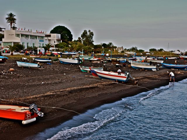 Petit port et hotel au pied du volcan Stromboli