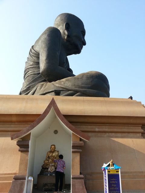 Statue de Luang Pu Thuat au Wat Huay Mongkol