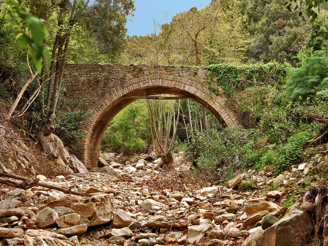 Pont en pierre au Mont Athos