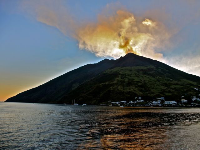 Coucher de soleil sur l'île de Stromboli