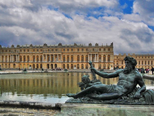 Vue du château de Versailles depuis les jardins