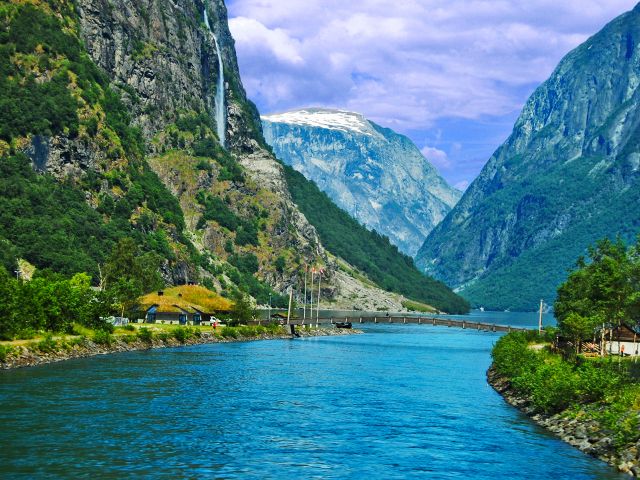 Pont au-dessus de la vallée de Sognefjord