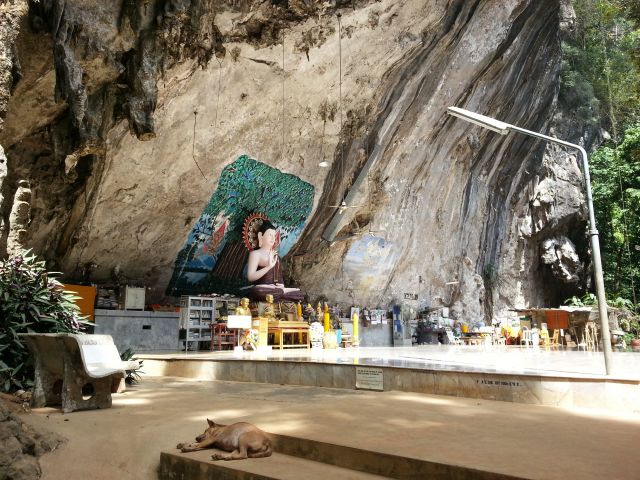 Statue de Bouddha dans le rock au Wat Tham Suea