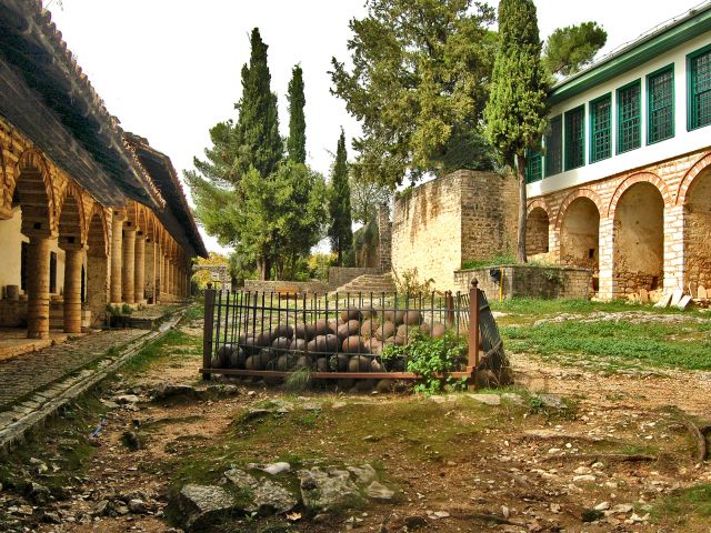 Boulets de canon dans le jardin du musée de Ioannina