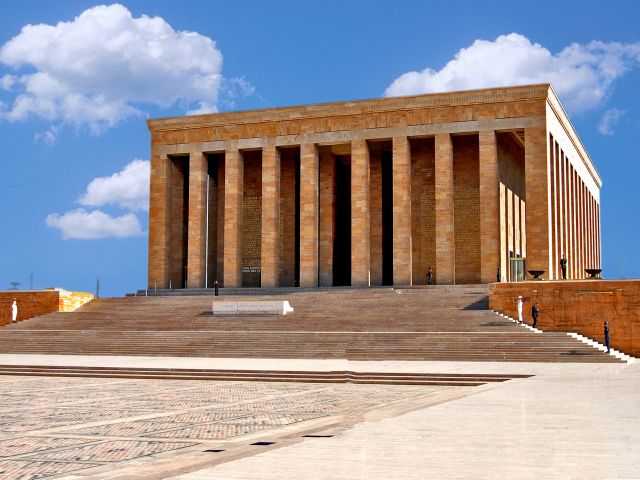 Vue frontale du mausolée d'Atatürk