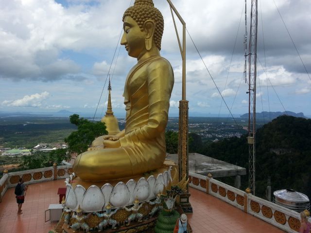Statue de Bouddha en or au sommet de la montagne