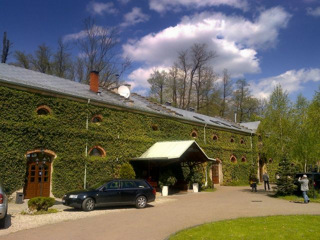 Façade verdoyante du château de Chlewiska