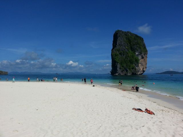 Plage de l'île Poda et formation rocheuse