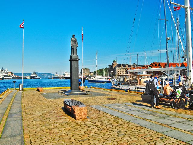 Monument à Leif Larsen