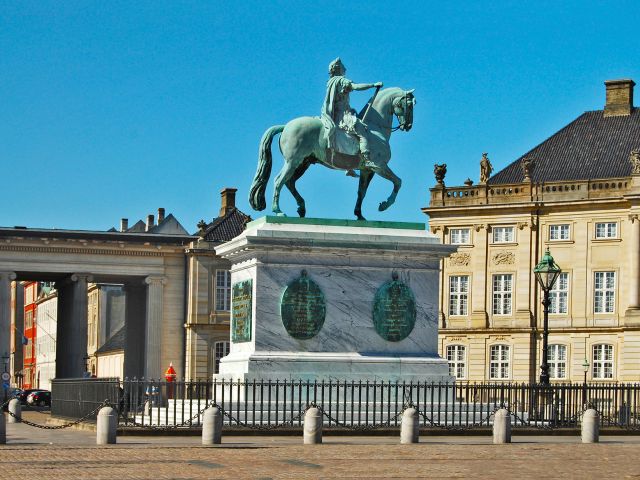 Monument du Roi Frederik V, Amalienborg