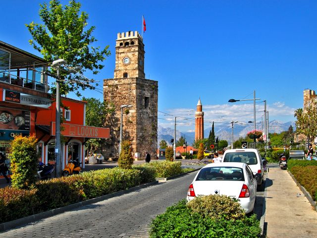 Tour de l'horloge et mosquée Yivli