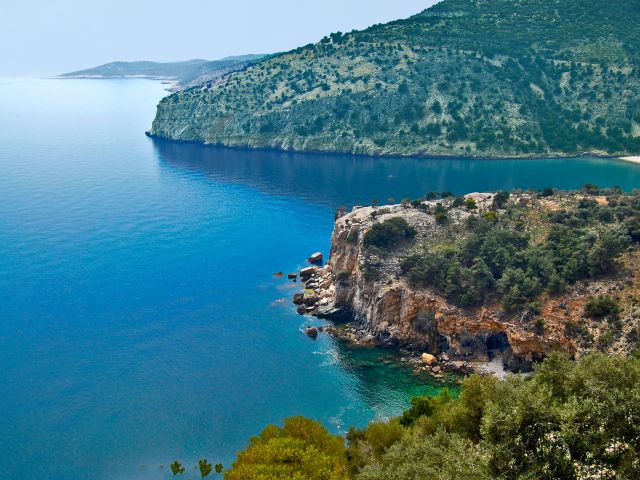 Côtes escarpées de l'île de Thasos