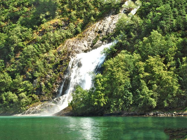 Chute d'eau dans le Sognefjord