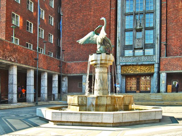 Fontaine des cygnes, hôtel de ville d'Oslo