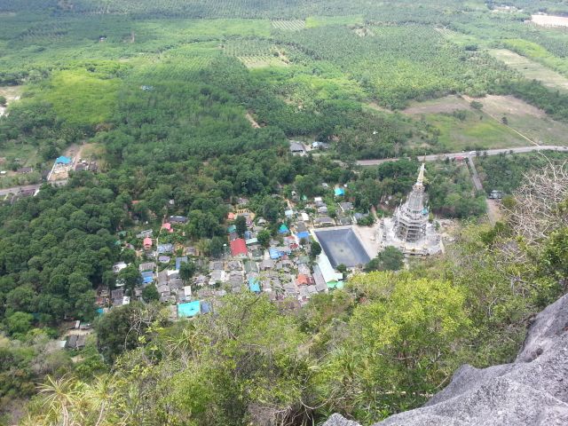 Vue du temple de la Caverne du Tigre depuis le sommet