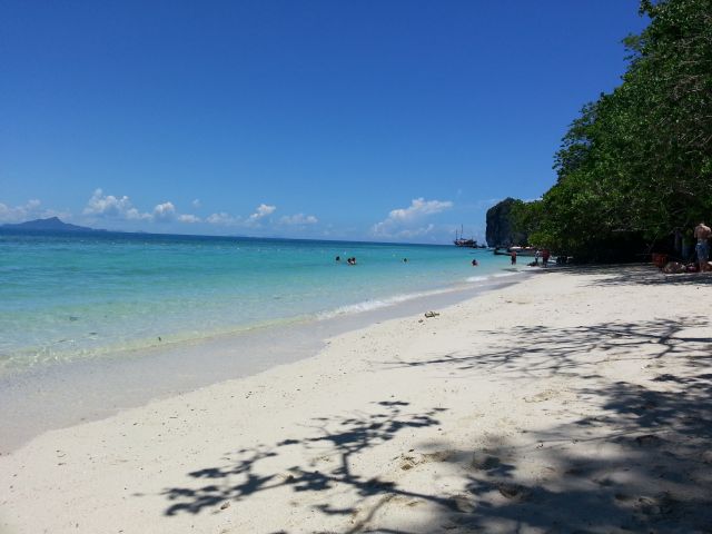 Plage de sable blanc à Koh Kai