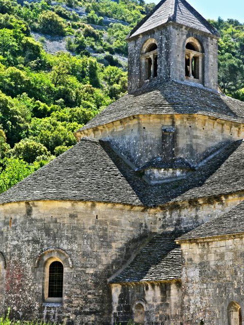 Chevet et le clocher, abbaye Notre-Dame de Sénanque