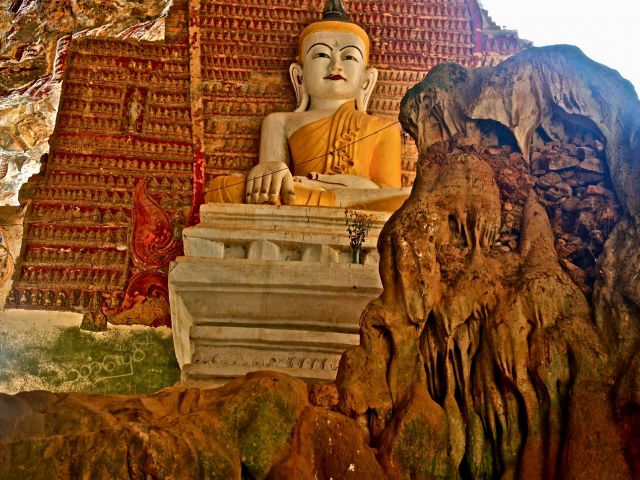 Bouddha contemplant la grotte Kaw Gun