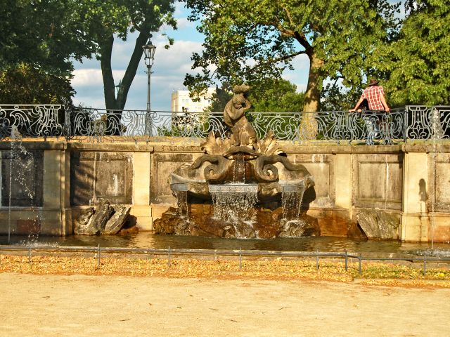 Fontaine au dauphin à la terrasse Bruehl, Dresde