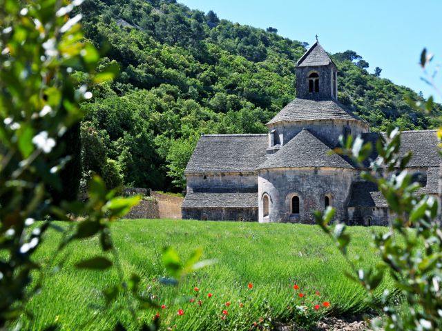 lieu isolé propre à la comtemplative, abbaye N.D. de Sénanque