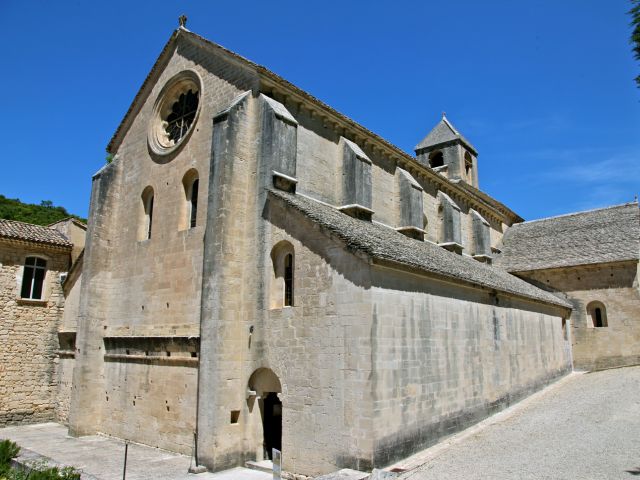 Façade principale de l'abbaye Notre-Dame de Sénanque