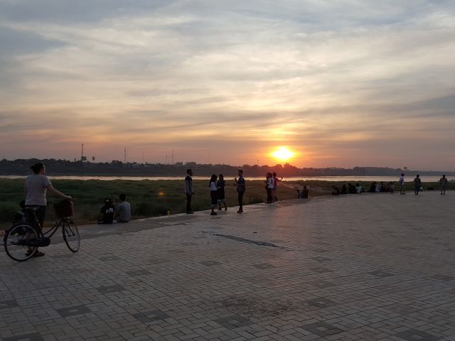 Coucher de soleil sur le fleuve Mékong, Vientiane