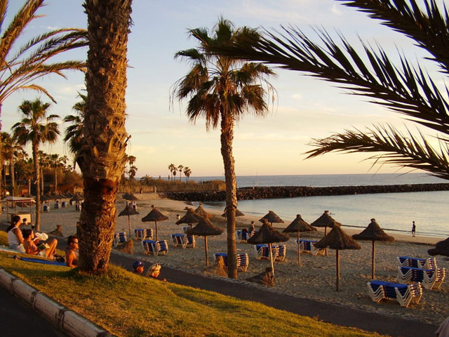 Coucher de soleil sur la plage de Los Cristianos, îles Canaries