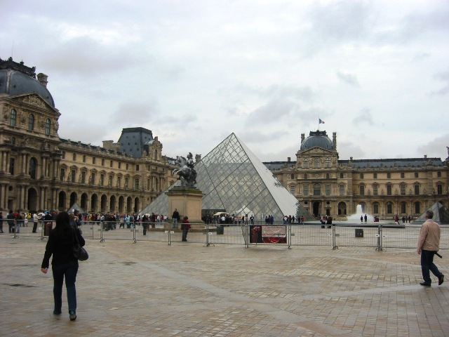 Pyramide du Louvre