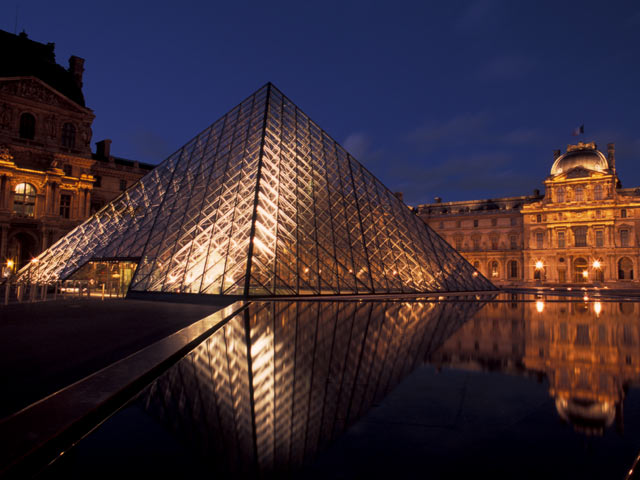 Pyramide du Louvre