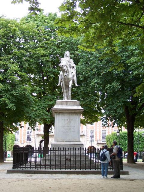 Louis XIII statue