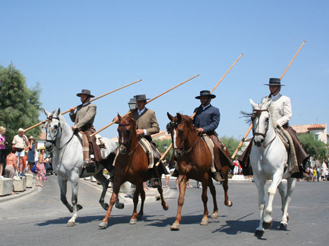 Cavaliers andalous défilant dans les rue du village des Saintes-Maries-de-la-Mer en Camargue