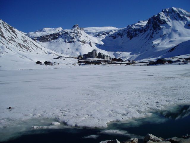 Lac de Tignes et le village de Val Claret, Tignes, Savoie, Rhône-Alpes, France